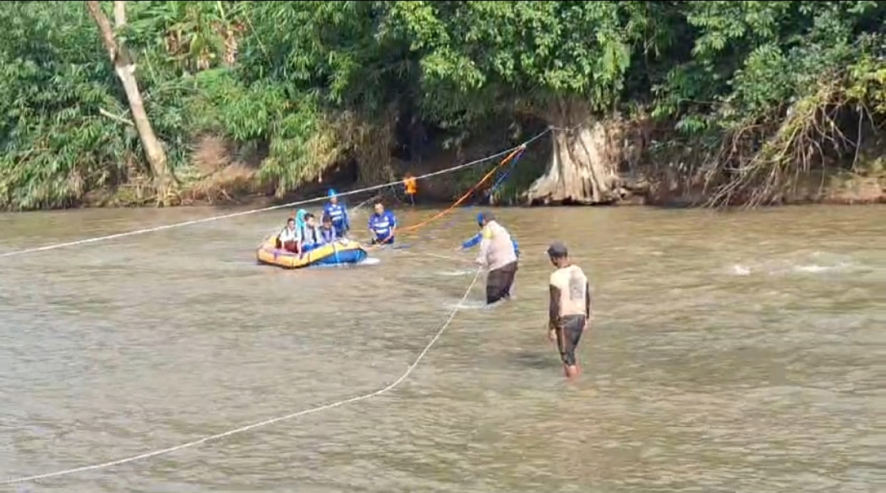 Pelajar Jember saat berangkat sekolah naik perahu karet. (Foto: Sugianto/jatimnow.com)