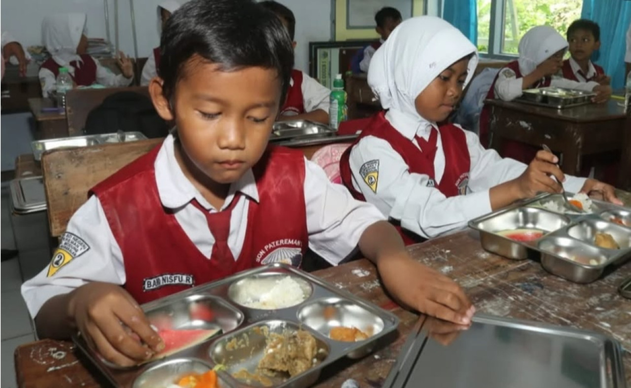Pelaksanaan makan bergizi gratis di Bangkalan. (Foto: Fathor Rahman/jatimnow.com)