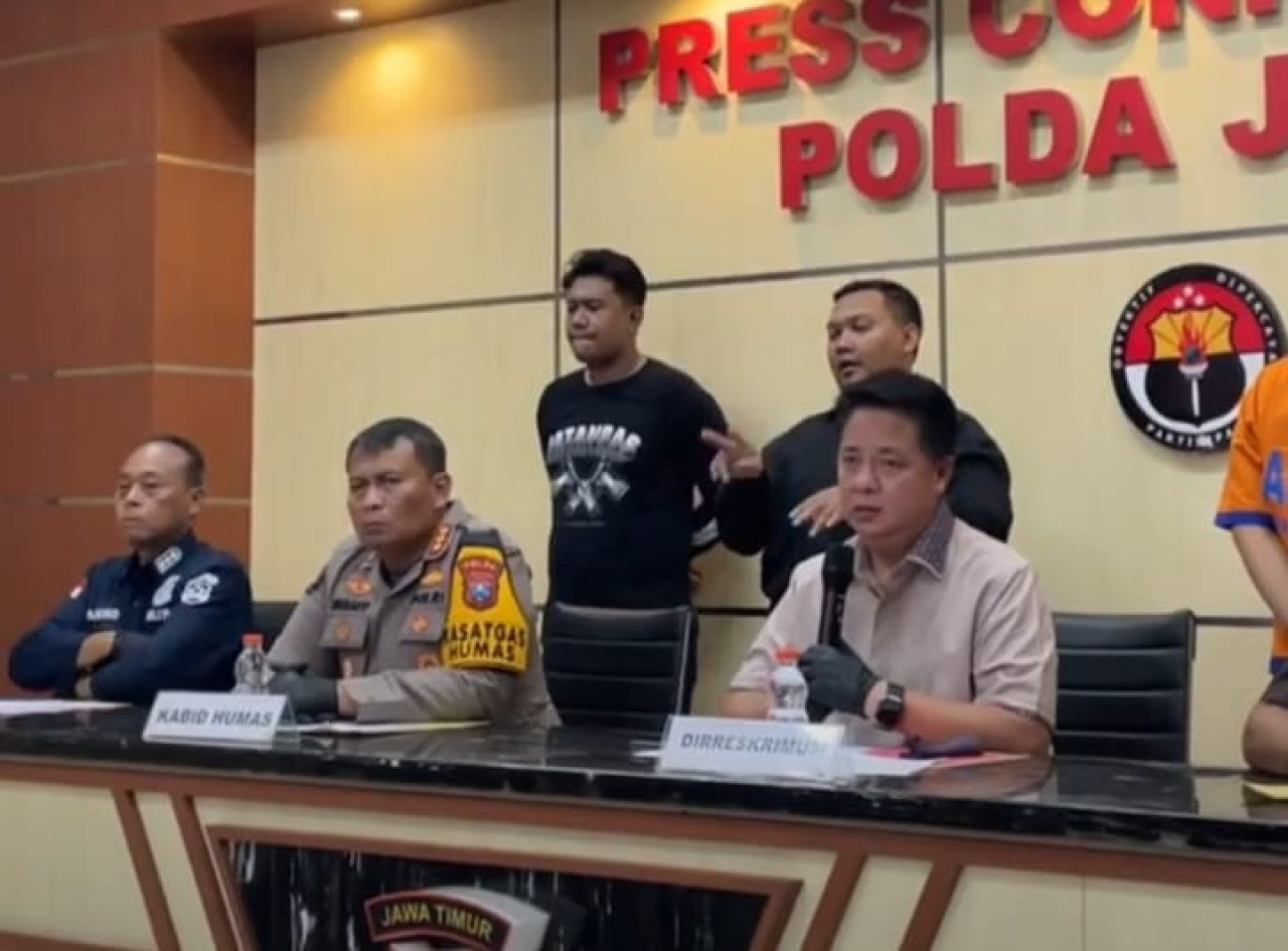Polda Jatim saat memberikan keterangan kepada wartawan terkait pelaku kasus mutilasi. (Foto: Munir/jatimnow.com)