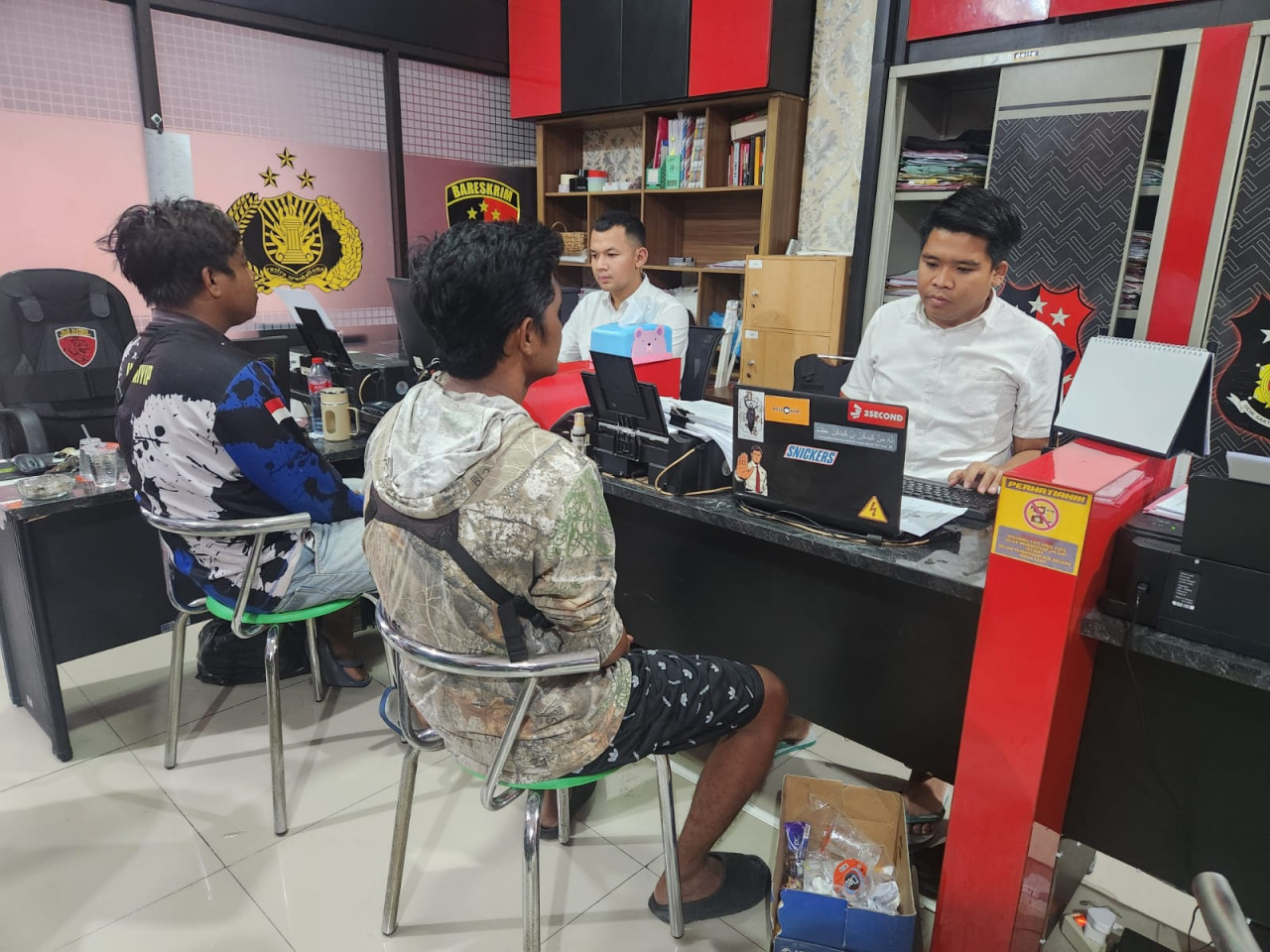 Pelaku saat diperiksa di Mapolres Bojonegoro. (Foto: Rizki for jatimnow.com)