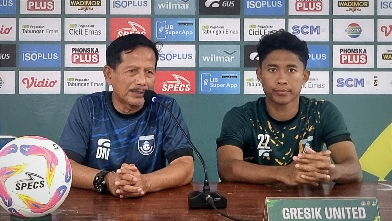 Pelatih Gresik United Djajang Nurjaman saat memberikan keterangan dalam jumpa pers di Stadion Gelora Joko Samudro, Kamis (23/1/2025). (Foto: Gresik United Official)