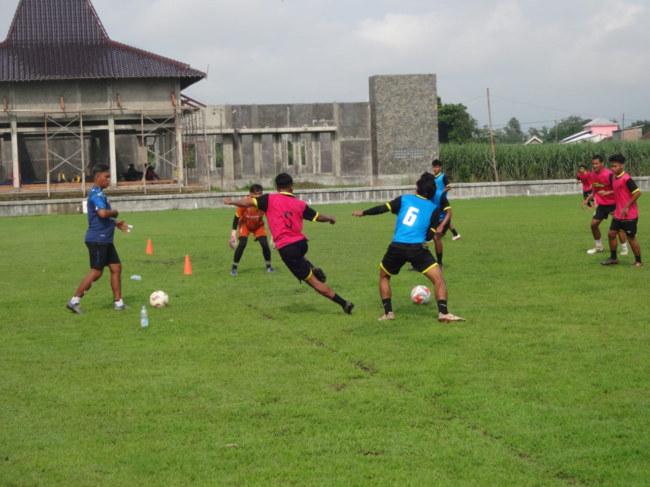Pemain Perseta 1970 saat berlatih di lapangan Desa Pojok. (Foto: Bramanta Pamungkas/jatimnow.com)