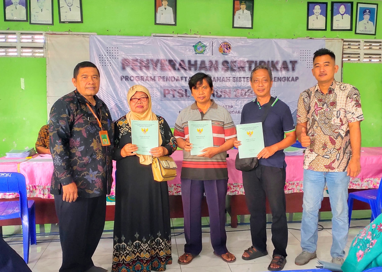 Suasana penyerahan sertifikat PTSL kepada 961 warga Sawotratap Gedangan Sidoarjo secara bertahap. (Foto: Ahaddiini HM/jatimnow.com).