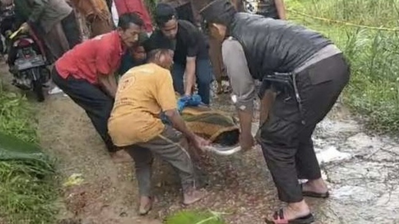Evakuasi korban pembunuhan di Sampang. (Foto: Fathor Rahman/jatimnow.com)