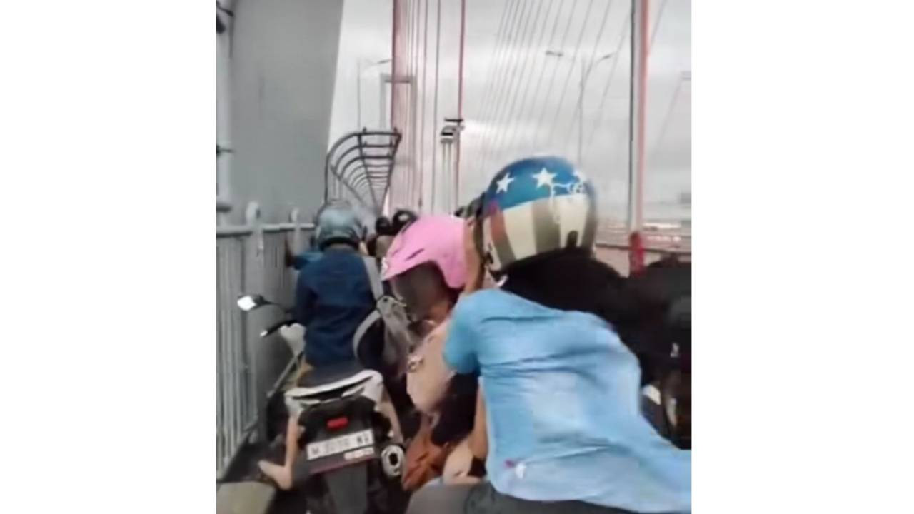 Para pemotor yang terhenti di Jembatan Suramadu. (Foto: Tangkapan layar media sosial for jatimnow.com)