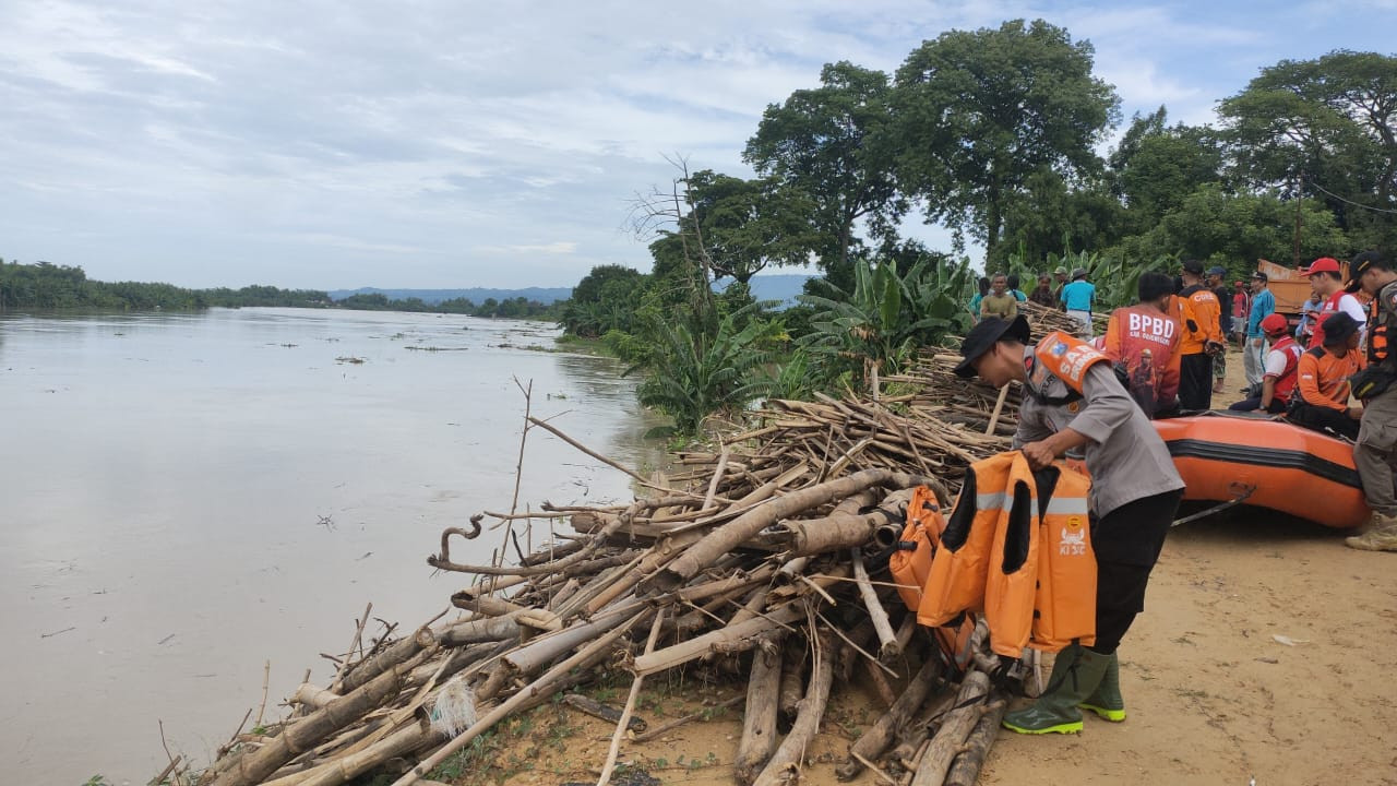 Warga Bojonegoro Dilaporkan Tenggelam di Bengawan Solo saat Mencari Kayu