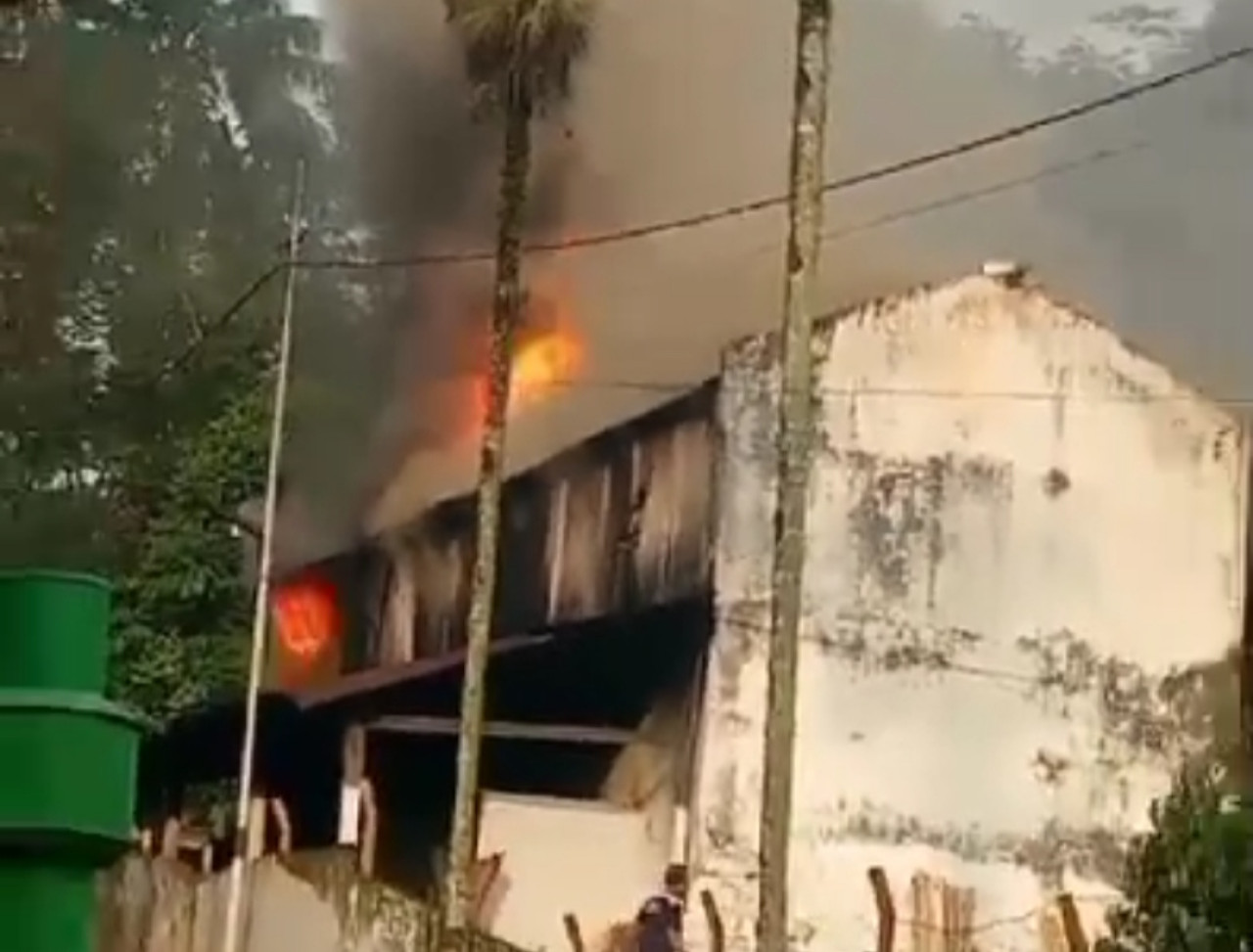 Pengasapan karet PDP Kahyangan Jember terbakar (Foto: Sugianto/jatimnow.com)