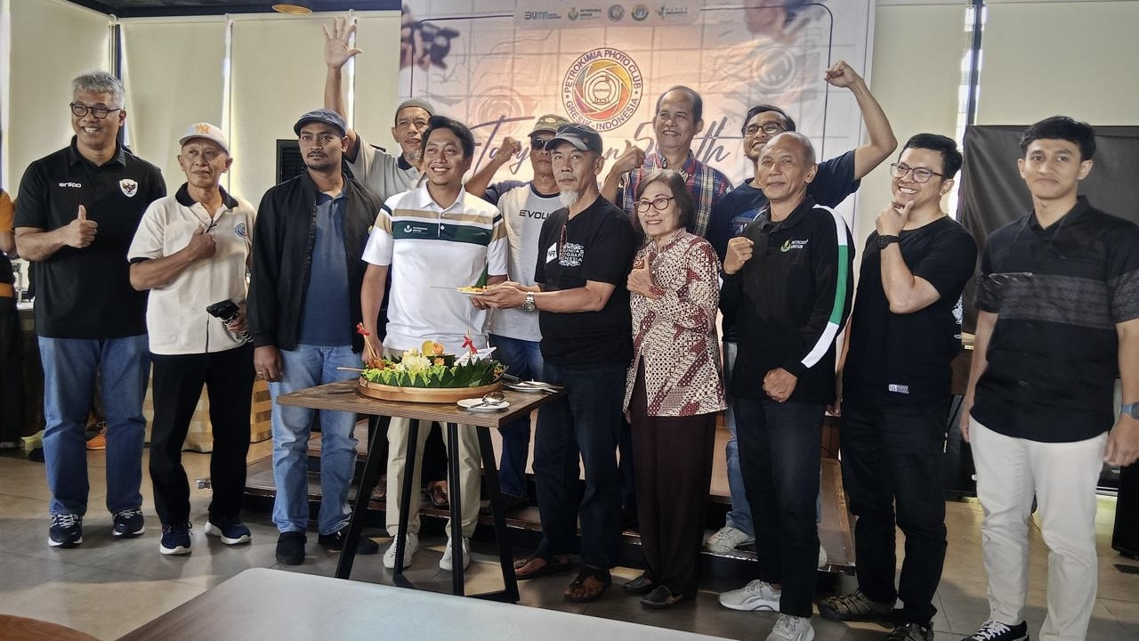 Pemotongan tumpeng di acara tasyakuran HUT ke-50 komunitas foto Pephoc di rumah makan Mustika Rasa Gresik. (Foto: Pephoc/jatimnow.com)