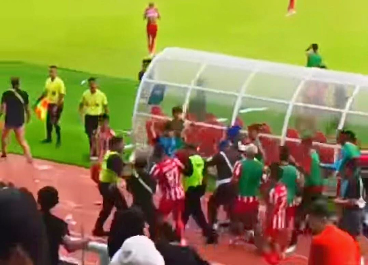 Suasana kericuhan Deltras Sidoarjo vs Persibo Bojonegoro. (Foto: Ahaddiini HM/jatimnow.com)