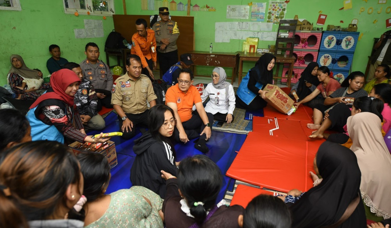 Penjabat (Pj) Gubernur Jawa Timur, Adhy Karyono saat mengunjungi warga terdampak yang mengungsi di SDN Cowek 2. (Foto: Humas Pemkab Pasuruan for jatimnow.com)