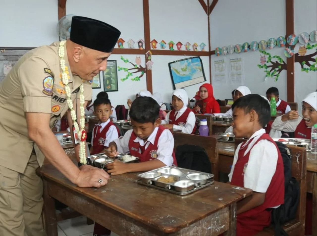 Pj. Bupati Bangkalan, Dr. Arief M. Edie saat meninjau secara langsung pelaksanaan uji coba MBG yang dilaksanakan di UPTD SDN Patereman 1 Modung. (Foto: Fathor Rahman/jatimnow.com)