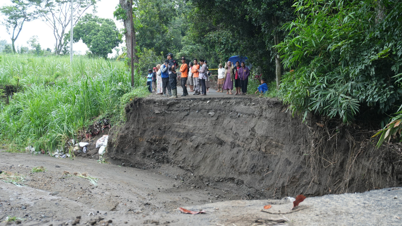 Kondisi jalan putus di Plosoklaten. (Foto: Pemkab Kediri/jatimnow.com)