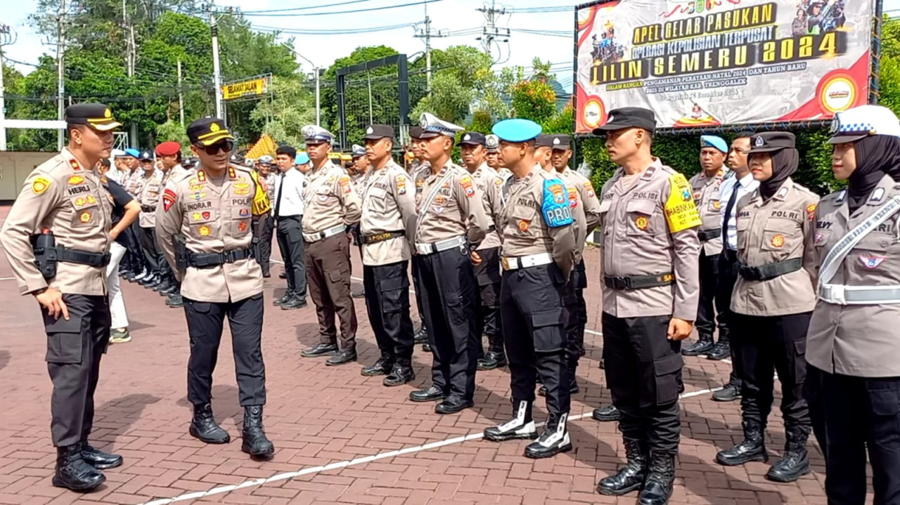 Kapolres Trenggalek, AKBP Indra Ranudikarta mengecek postur anggota. (Foto: Bramanta Pamungkas/jatimnow.com)
