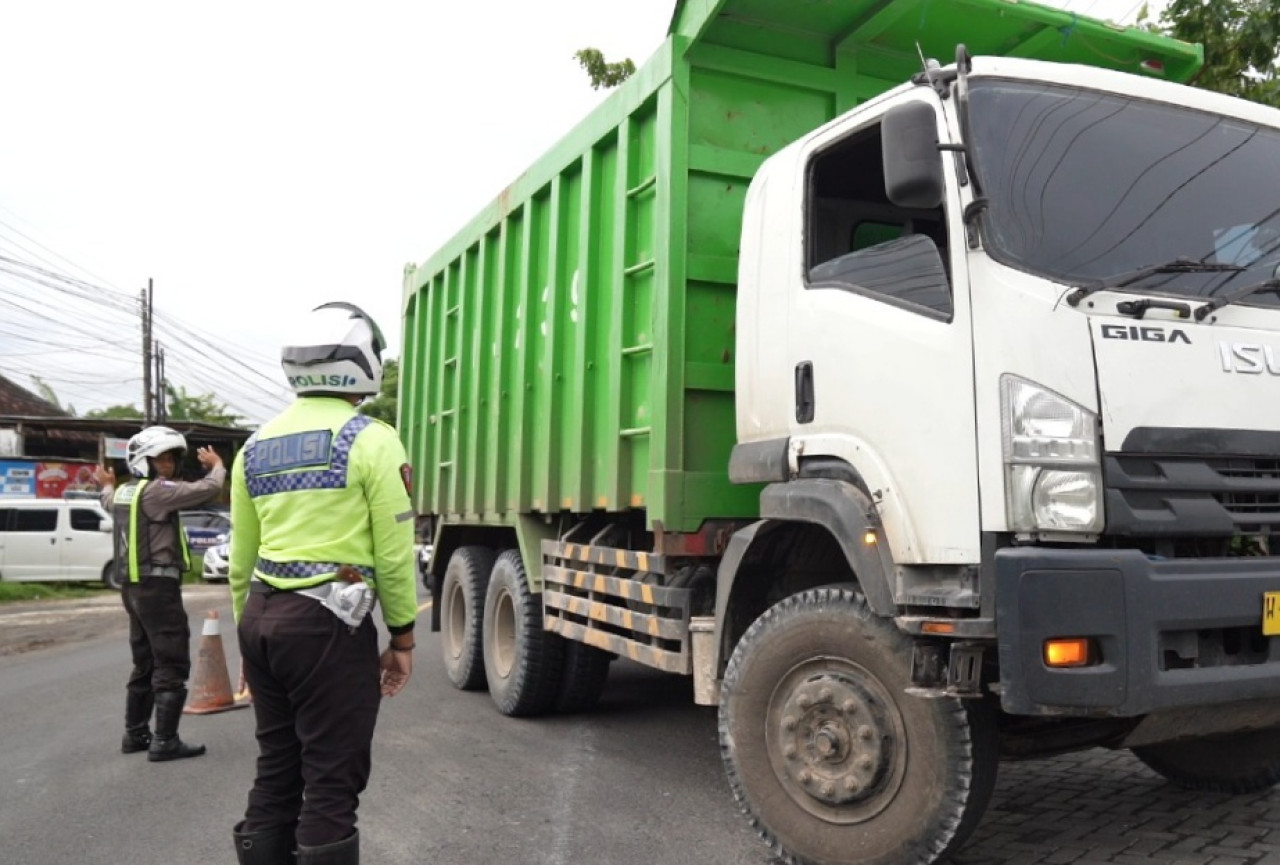 Operasi gabungan Satlantas Polres Gresik bersama Dishub menertibkan kendaraan angkutan barang dan truk Galian C yang melanggar jam operasional. (Foto: Humas Polres Gresik for jatimnow.com)