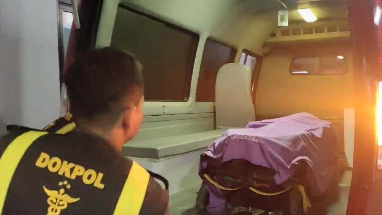 Petugas RS Bhayangkara memasukan potongan tubuh Uswatun Khasanah ke mobil ambulans. (Foto: Yanuar Dedy/jatimnow.com)