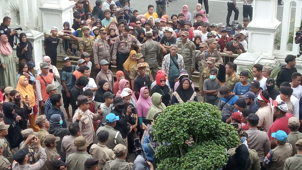 Ratusan warga Jember geruduk pendopo bupati (Foto: Sugianto/jatimnow.com)