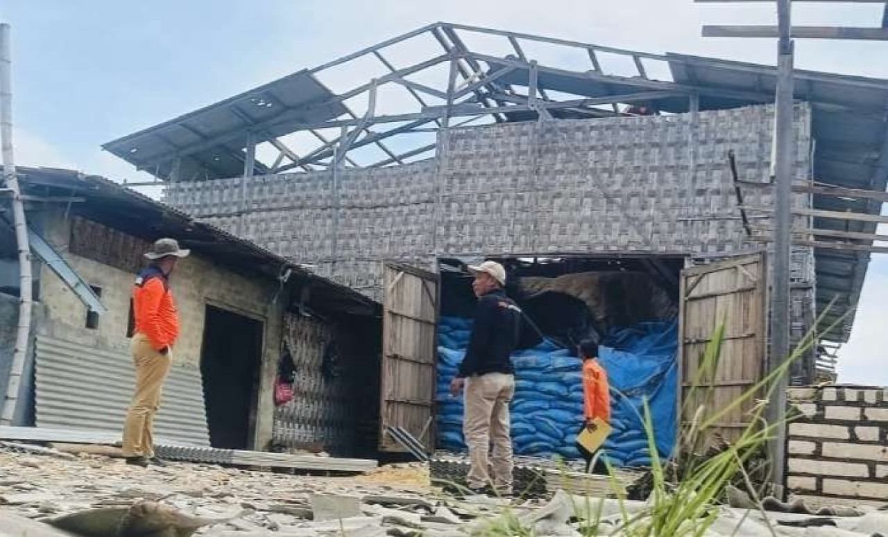 Puting beliung di Pamekasan. (Foto: Fathor Rahman/jatimnow.com)