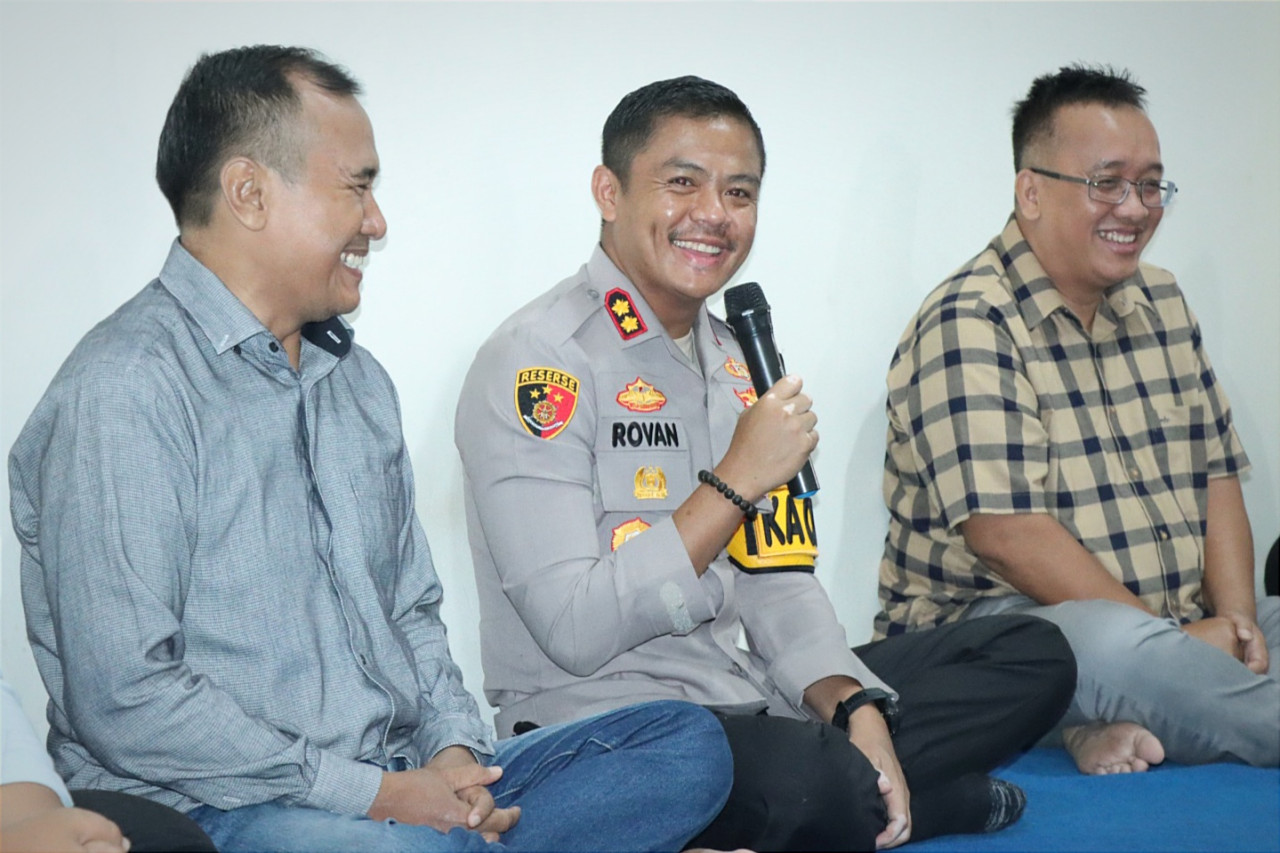 Kapolres Gresik AKBP Rovan Richard Mahenu, saat berkunjung ke kantor PWI Gresik. (Foto: Humas Polres Gresik/jatimnow.com)