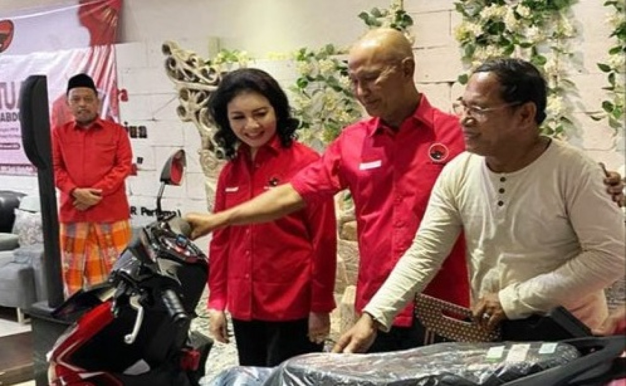 Ketua Banggar DPR RI MH Said Abdullah berikan motor untuk guru Nurdin. (Foto: Fathor Rahman/jatimnow.com)