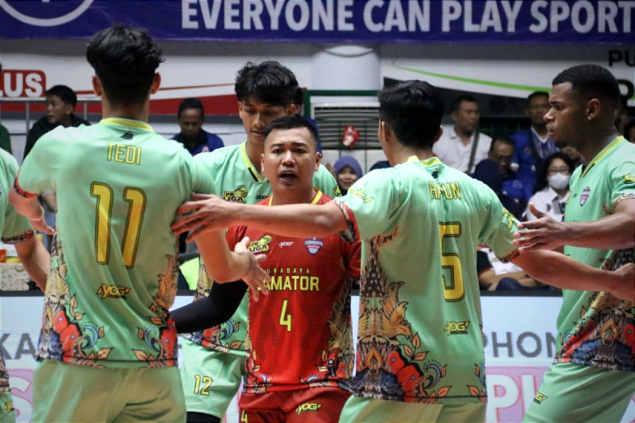 Para pemain Surabaya Samator saat menghadapi Lavani Livin Transmedia di ajang PLN Mobile Proliga 2025 putaran I Minggu kedua di GOR Tri Dharma Gresik, Minggu (12/1/2025) malam. (Foto: Proliga Official)