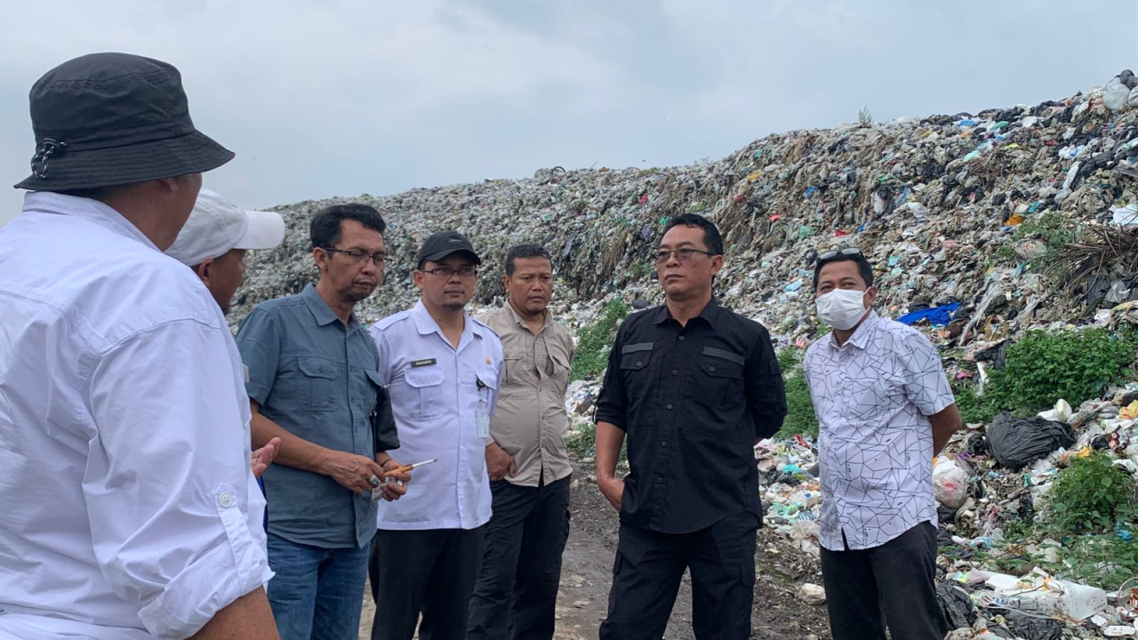 Komisi C DPRD Jember saat melakukan sidak di TPA Pakusari (Foto: Sugianto/jatimnow.com)
