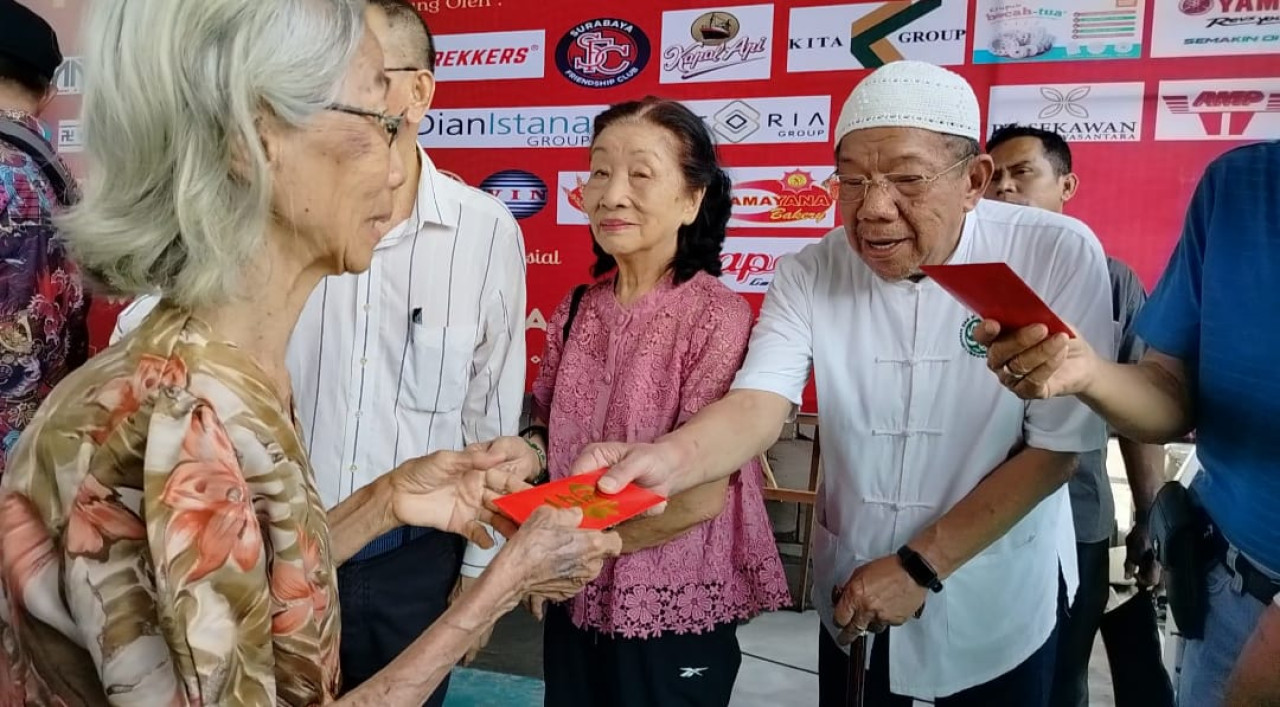 Penyerahan bantuan untuk warga Tionghoa prasejahtera oleh PITI Jatim. (Foto: dok. PITI Jatim for jatimnow.com)