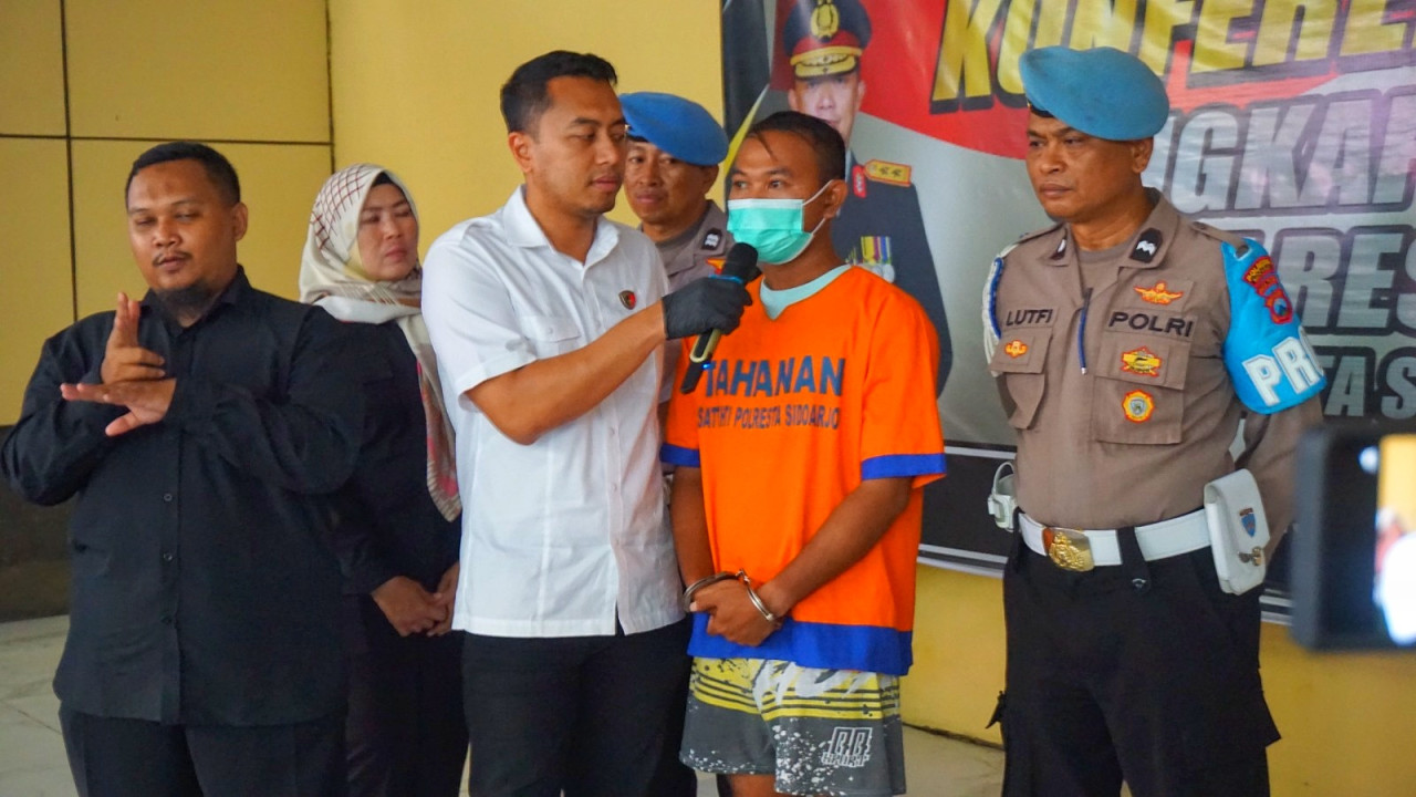 Pelaku pencabulan anak di bawah umur, MV (21) yang berprofesi sebagai satpam sebuah perumahan di Sidoarjo. (Foto: Ahaddiini HM/jatimnow.com).