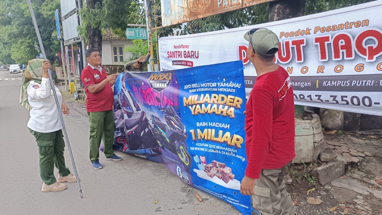 Satpol PP Ponorogo Tertibkan Baliho dan Reklame Ilegal