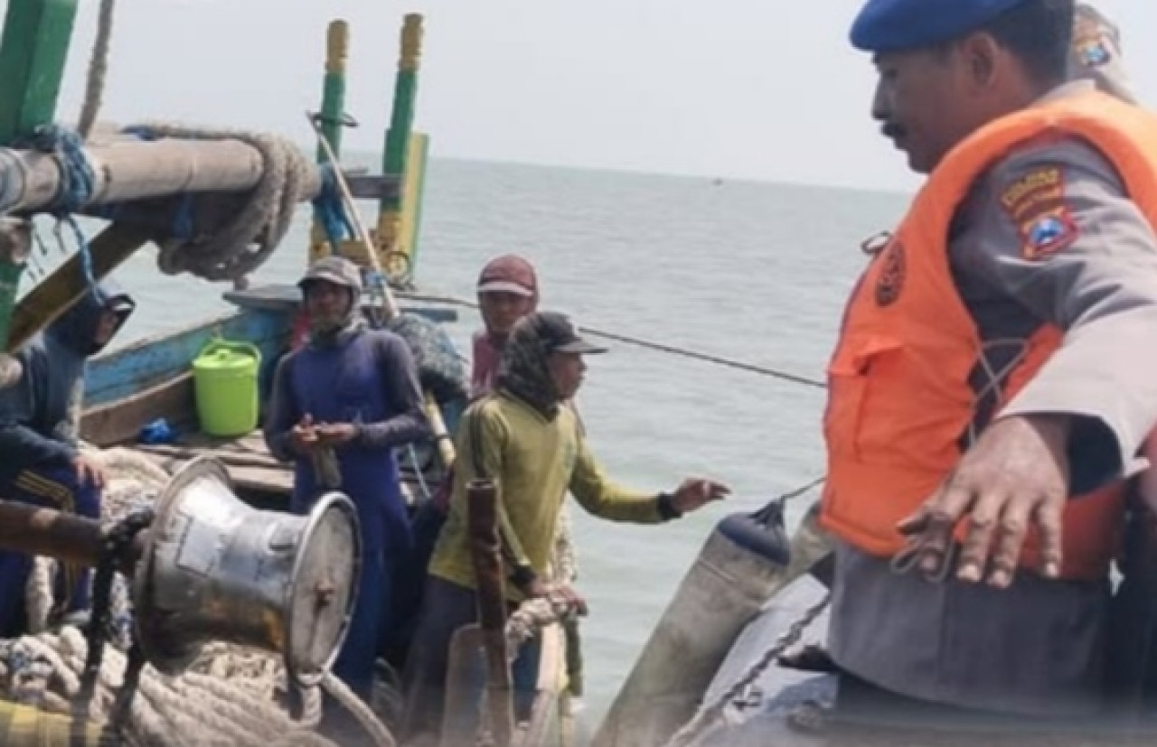 Satpolairud Polres Bangkalan lakukan patroli di wilayah perairan. (Foto: Polres Bangkalan/jatimnow.com)