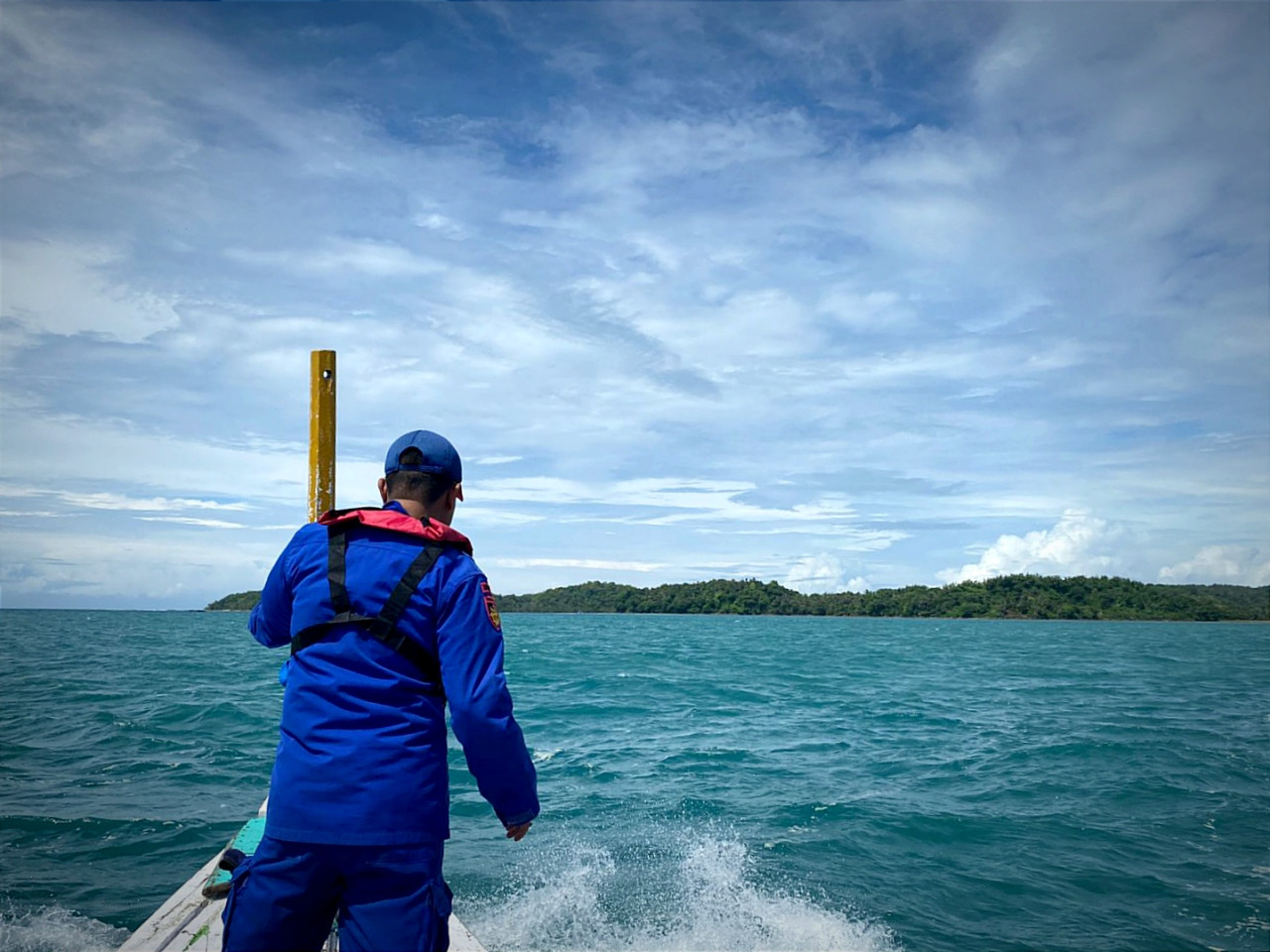 Satpolairud Polres Gresik Bersama Tim Gabungan menyisir lokasi kecelakaan laut di Bawean. (Foto: Humas Polres Gresik)