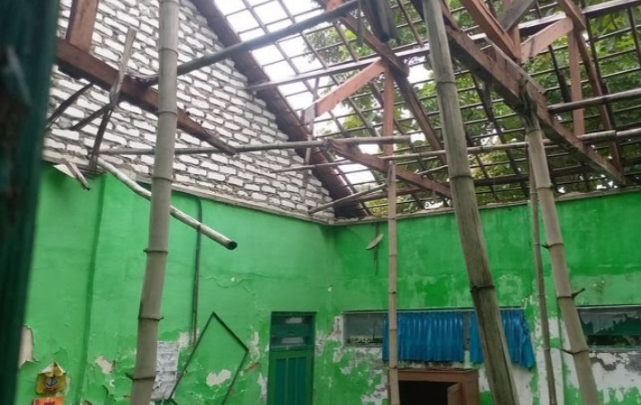 Atap SDN Pangongsean 1 Sampang Ambruk, Siswa Belajar di Halaman Parkir