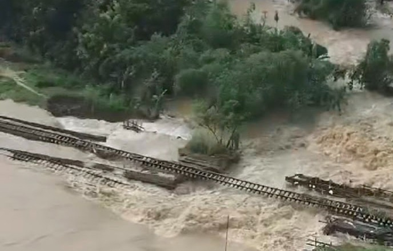 Kondisi perlintasan kereta api di Grobokan diterjang derasnya banjir. (Foto; tangkap layar medsos)