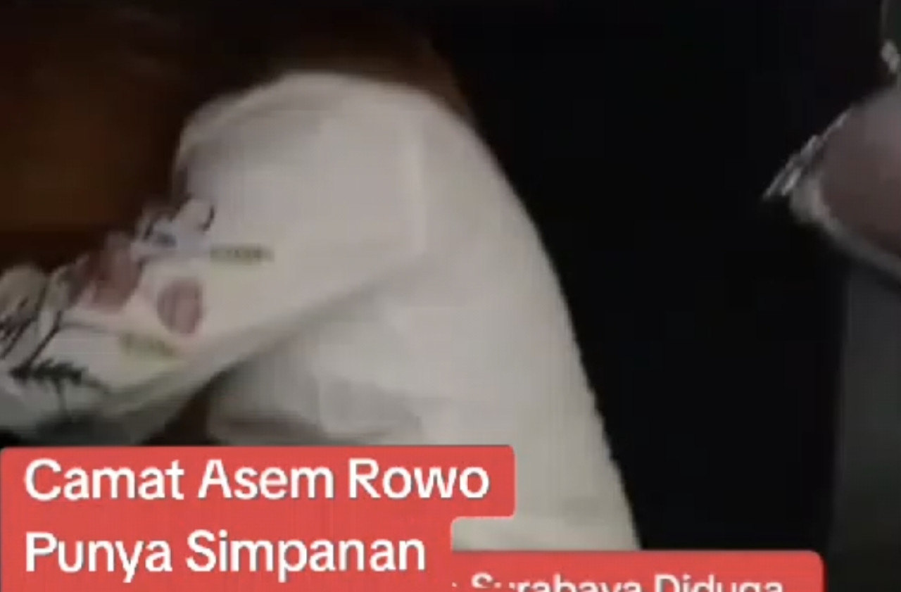 Salah satu staff camat berbaju putih sembunyi di kolong meja (tangkapan layar video viral)