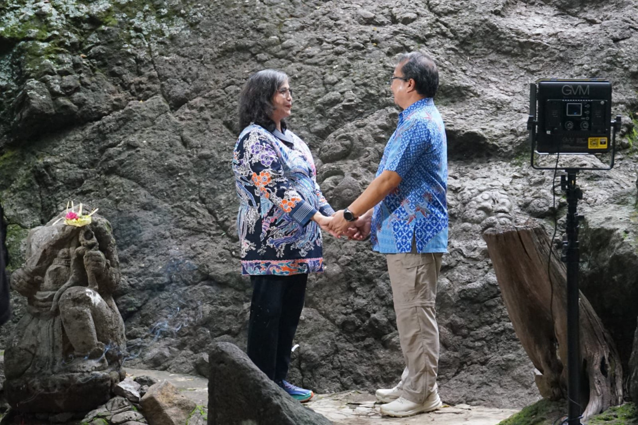 Pj Wali Kota Kediri Zanariah saat membintangi video klip Selomangleng Kebak Cerito. (Foto: Pemkot Kediri/jatimnow.com)