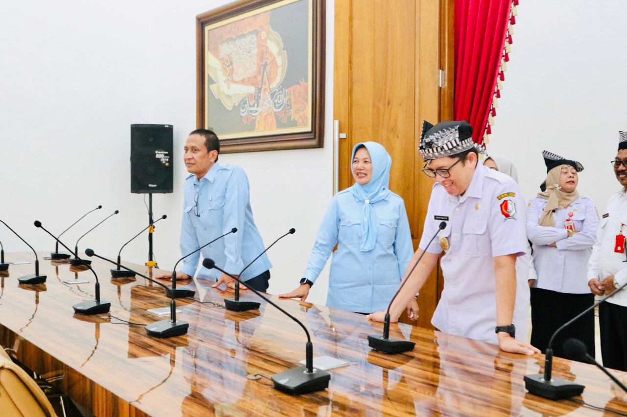 Setyo Wahono Nurul Azizah Bupati Bojonegoro Terpilih saat menjumpai awak media usai menggelar pertemuan tertutup di gedung Pemkab Bojonegoro (munir/jatimnow.com)