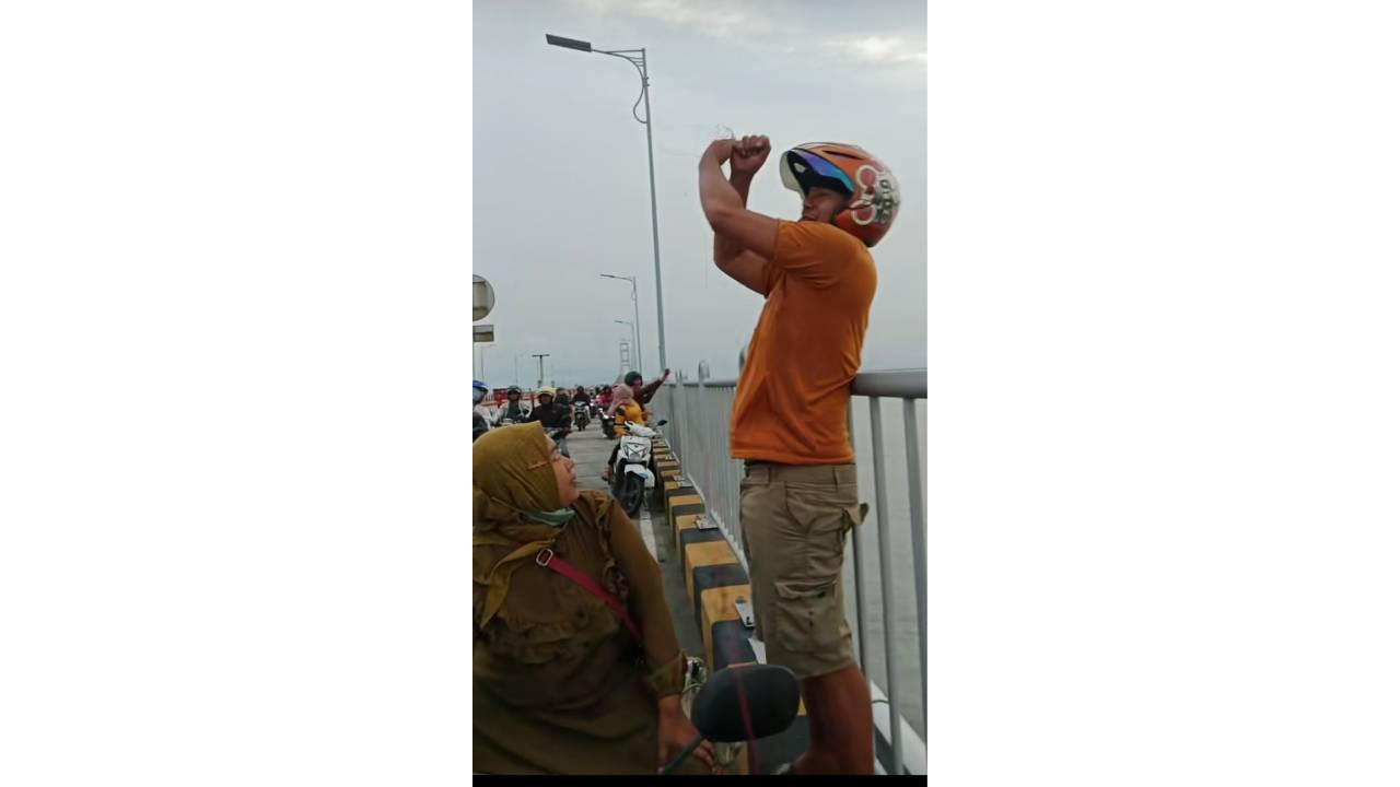 Pemotor menemukan tali senar tergantung di Jembatan Suramadu. (Foto: tangkapan layar media sosial for jatimnow.com)