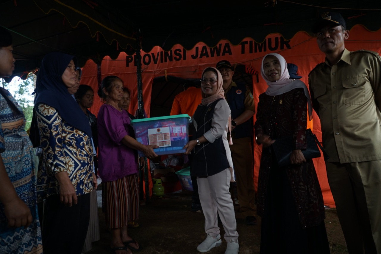 Sri Untari saat meninjau lokasi bencana tanah gerak di Trenggalek. (Foto: Bramanta Pamungkas/jatimnow.com)