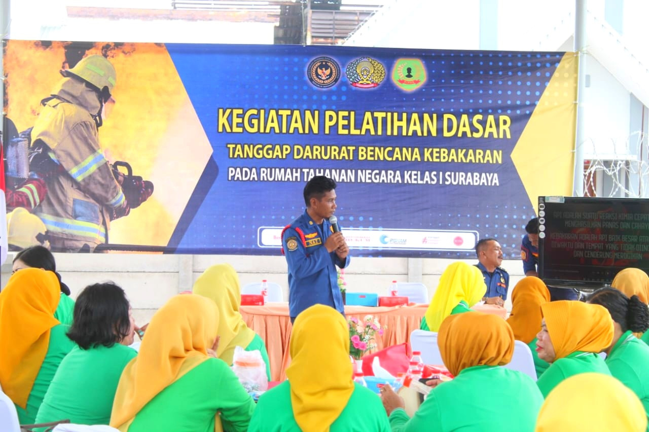 Pelatihan tanggap bencana kebakaran di lapangan Rutan Kelas I Surabaya. (Foto: Ahaddiini HM/jatimnow.com)