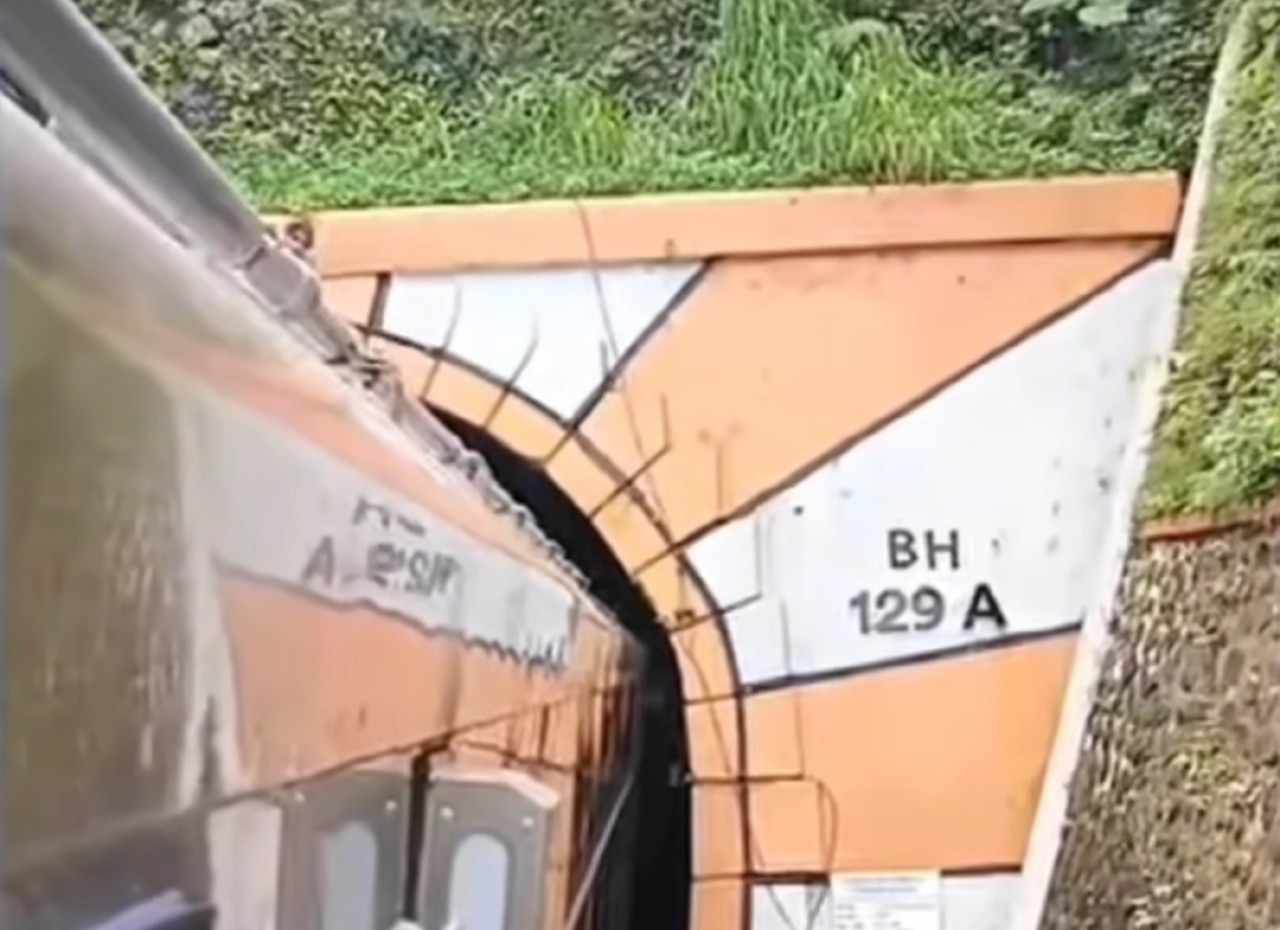 Kereta Api SSNG sulit masuk terowongan. (tangkapan layar video viral)