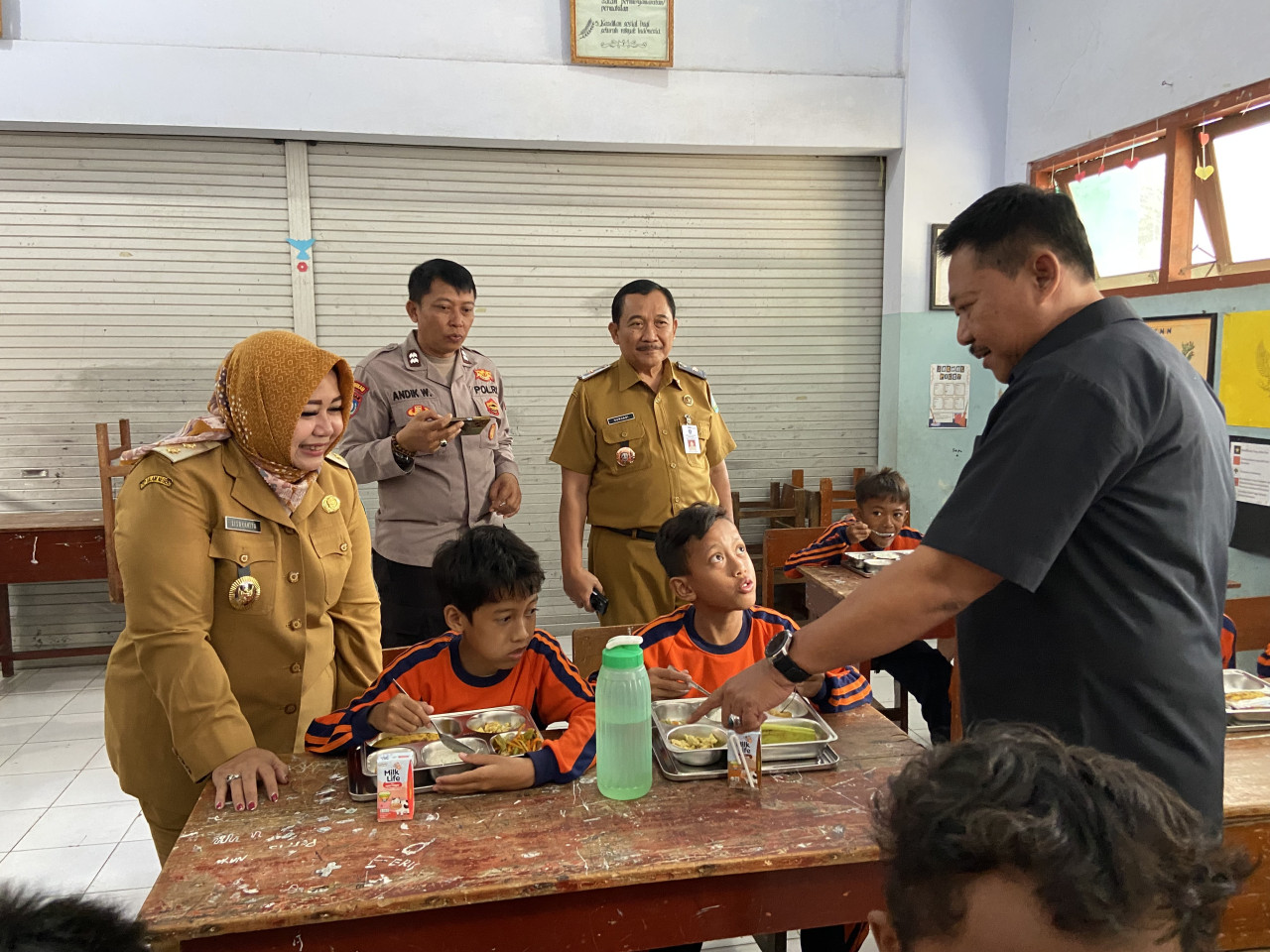 Makan bergizi gratis di Ponorogo. (Foto: Ahmad Fauzani/jatimnow.com)