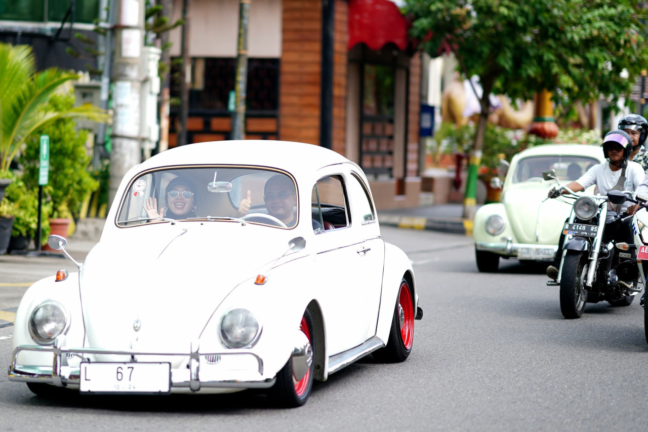 Pj Wali Kota Madiun Eddy Supriyanto bareng komunitas VW berkeliling kota. (Foto: Madiun Today)
