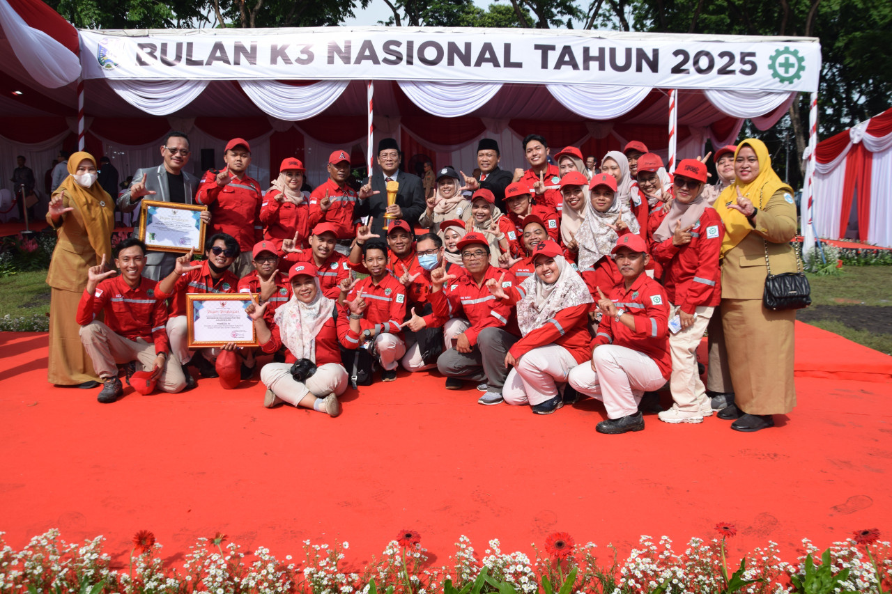 Wabup Lamongan dan perwakilan perusahaan saat menerima penghargaan dari Pemprov Jatim. (Foto : Humas Pemkab Lamongan for jatimnow.com)