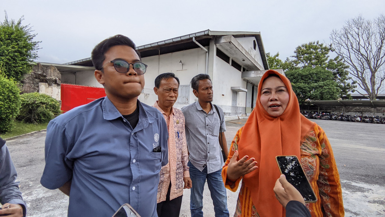 Wakil Ketua DPRD Bojonegoro Mitroatin bersama perwakilan PT Sata Tec. (Foto: Misbahul Munir/jatimnow.com)