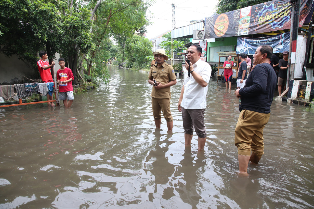 Eri Cahyadi saat turun langsung memandu penanganan banjir di Surabaya (foto: Humas Pemkot Surabaya for jatimnow.com)