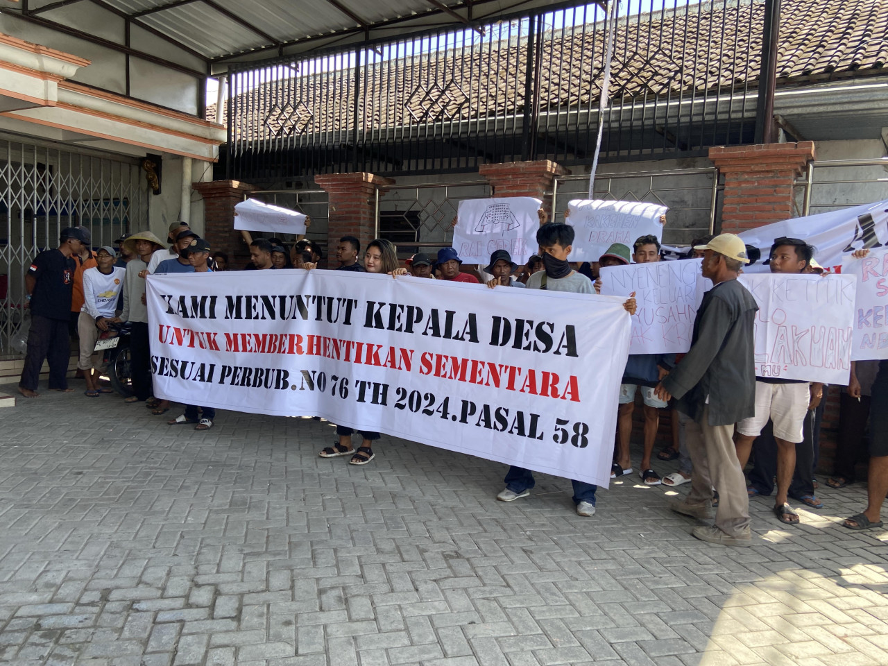 Puluhan Warga Geruduk Balai Desa Badegan Ponorogo, Tuntut Pemecatan Kasun