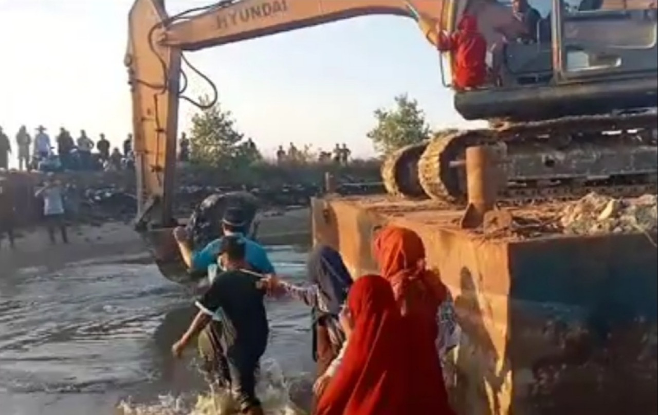 Sejumlah warga mendatangi lokasi dan menolak reklamasi di Kabupaten Sumenep.  (Foto: Fathor Rahman/jatimnow.com)