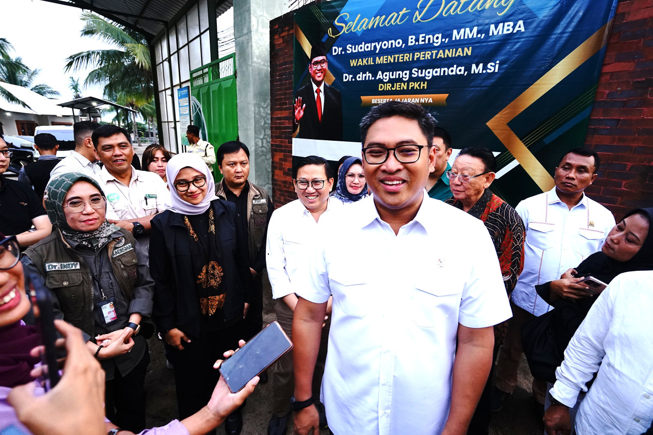 Wamentan Sudaryono saat meninjau peternakan sapi di Banyuwangi. (Foto:  Humas Pemkab Banyuwangi for jatimnow.com)