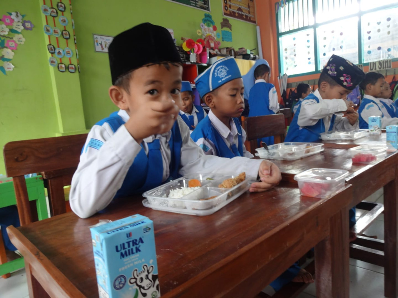 Siswa di komplek Yayasan Al-Azhar mulai menyantap MBG (foto: Bramanta Pamungkas/jatimnow.com)
