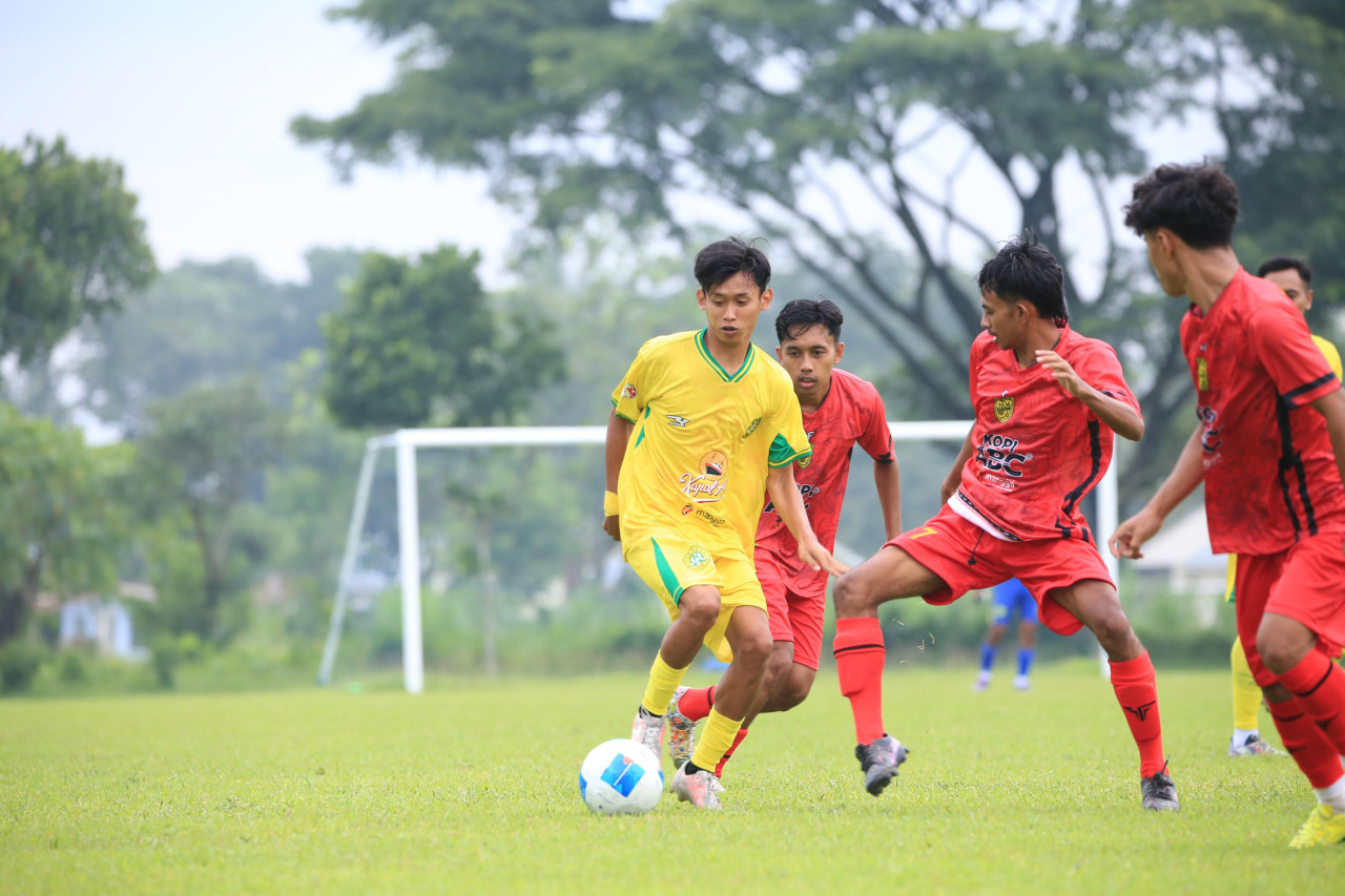 Pemain Perseta 1970 saat melawan AC Majapahit. (Foto; Perseta 1970 for jatimnow.com)