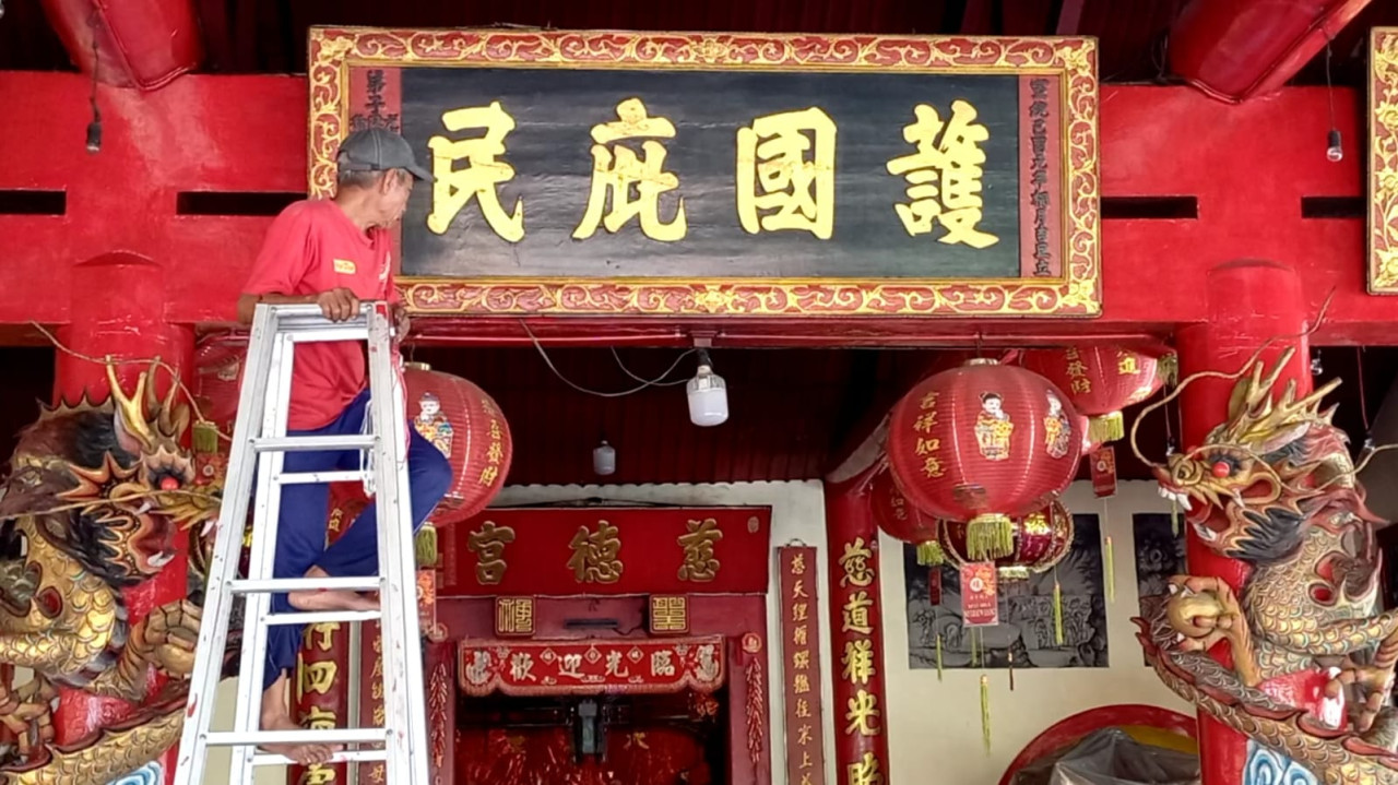 Jelang Imlek, Klenteng Tjoe Tik Kiong Tulungagung Mulai Bersih-bersih